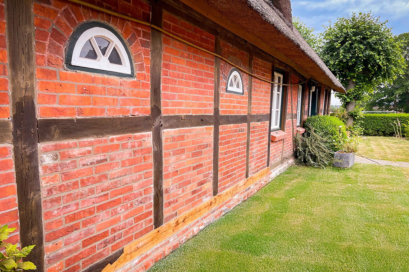 Ausgetauschte Schwelle bei einem Fachwerkhaus nach der Fachwerksanierung