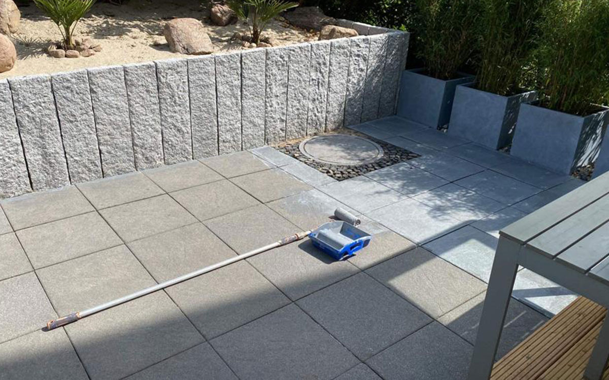 Professionelle Terassenreinigung mit Flächenreiniger – saubere Betonplatten im Außenbereich, ideal für Garten, Hof oder Einfahrt.