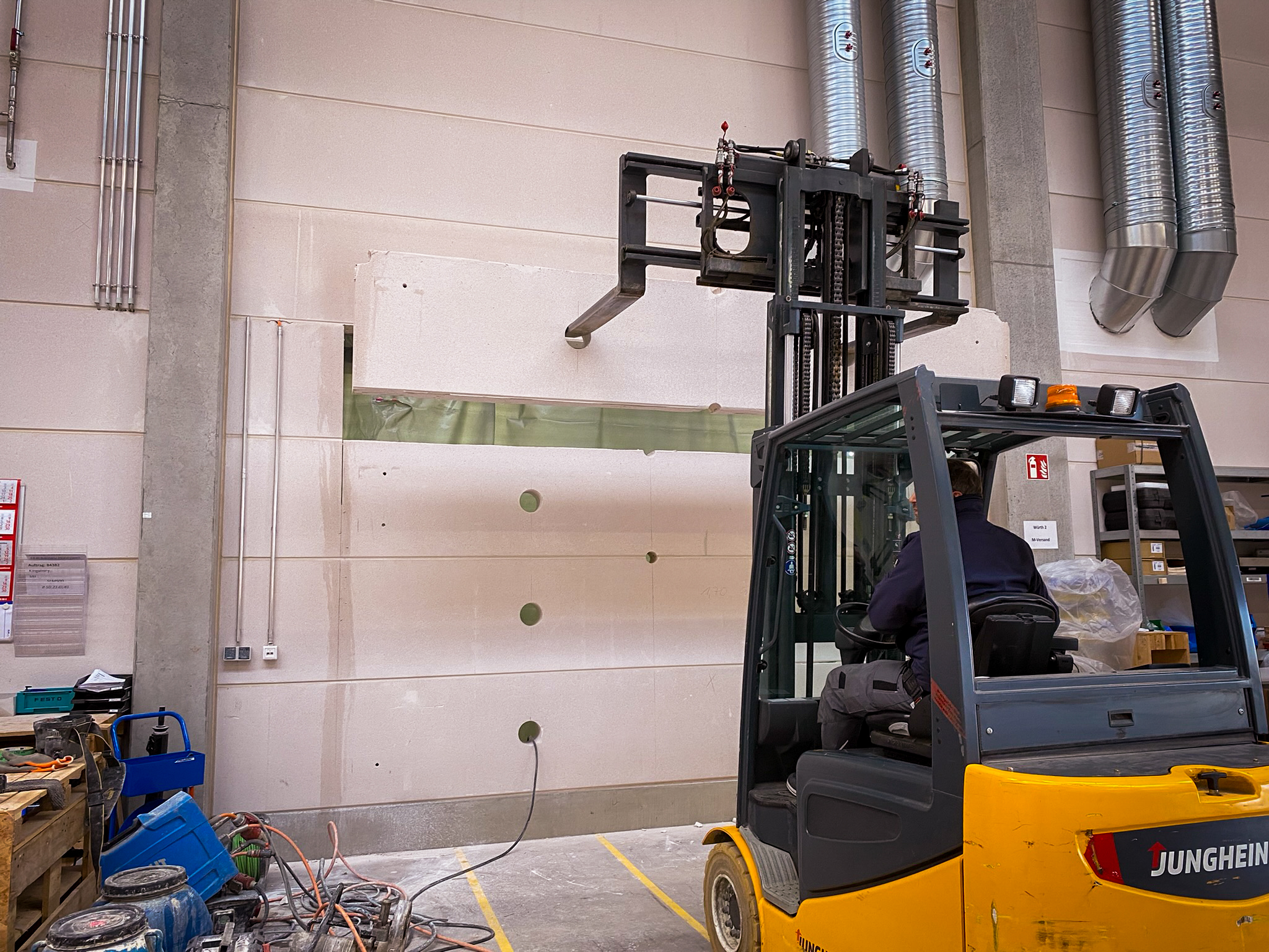 Kernbohrungen als Hilfsarbeit um eine Rolltor einzubauen