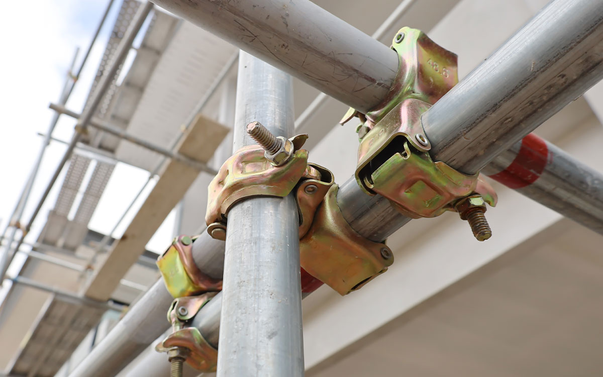 Meisterstücke aus verschiedenen Handwerksbranchen: Metall Konstruktion an einer Baustelle