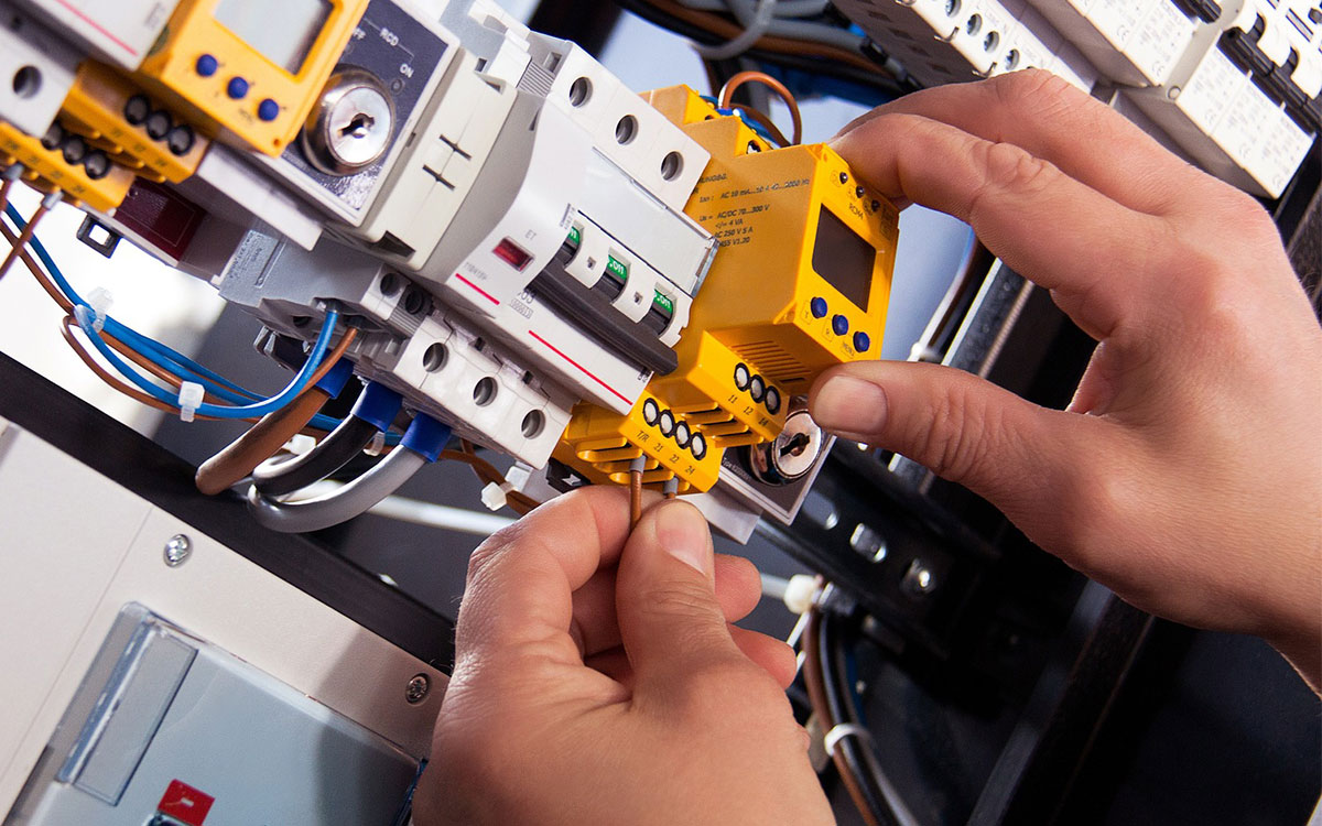 Nachhaltigkeit Handwerk Elektrotechniker: Elektriker arbeitet an Elektronik