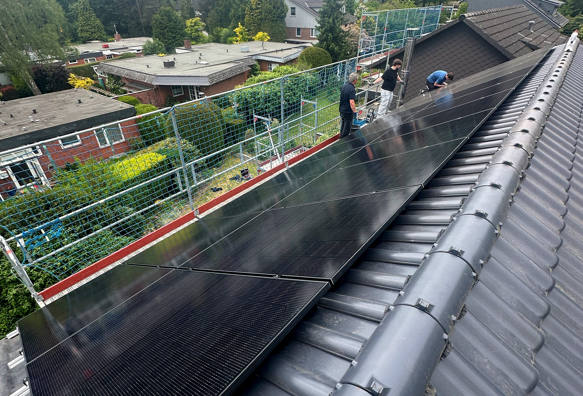 Photovoltaikanlage von Schlömer Elektrotechnik auf einem Kundenobjekt. Moderne Energiekonzepte helfen dabei, Stromkosten zu senken und unabhängiger von steigenden Energiepreisen zu werden.
