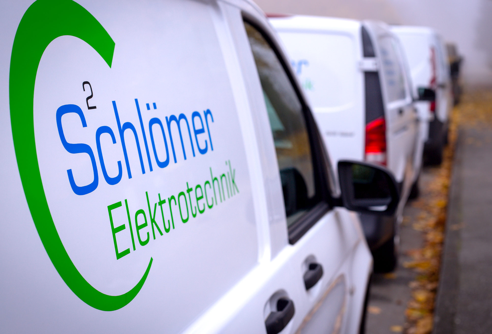 Die Fahrzeuge von Schlömer Elektrotechnik sind täglich in Norddeutschland im Einsatz. Sie stehen für zuverlässigen Service, fachgerechte Ausführung und persönliche Betreuung vor Ort.