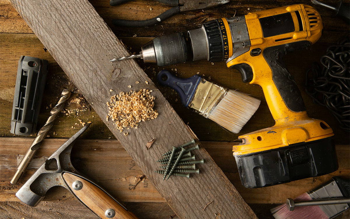 Tischler-Werkzeuge liegen auf einer Holzplatte