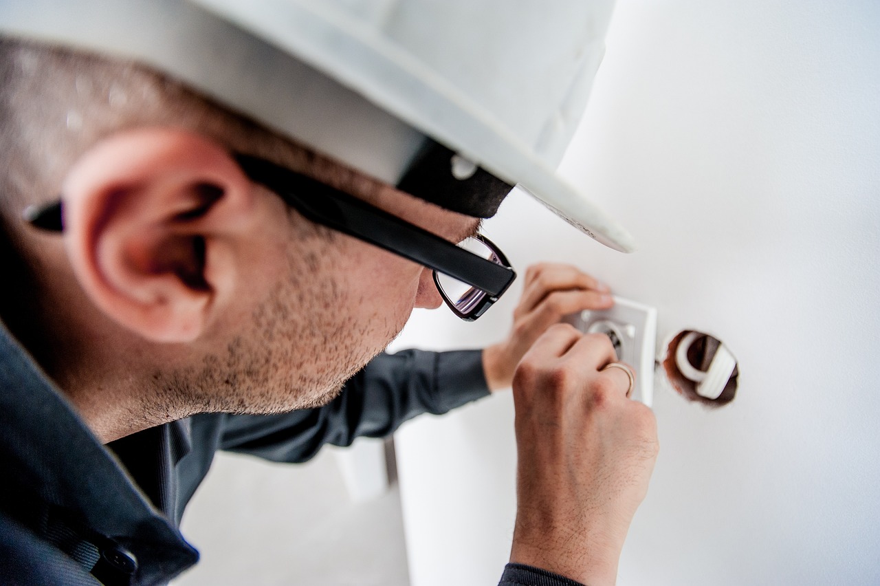 electrician-1080554_1280 Elektriker montiert eine Steckdose